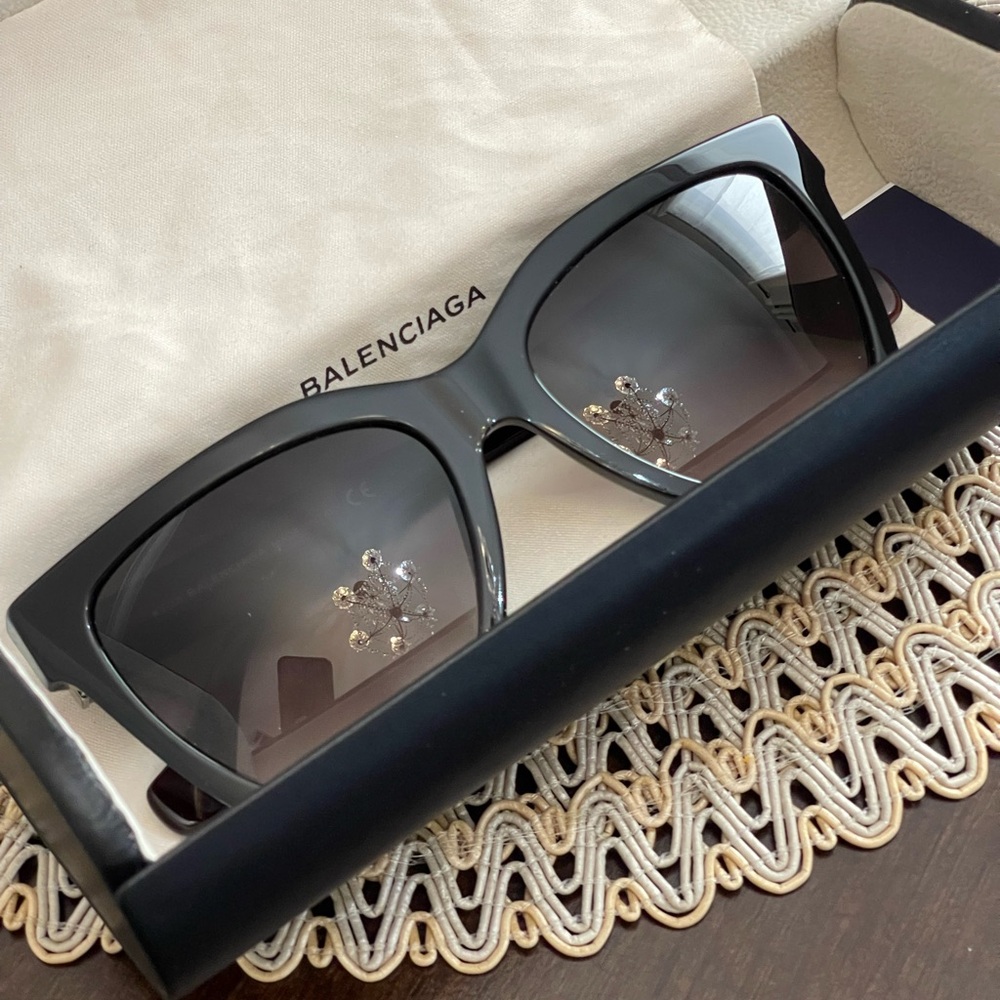Balenciaga
Square Sunglasses - Picture 5 of 7